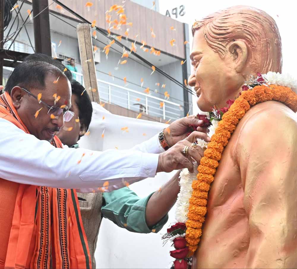 अटल बिहारी वाजपेयी की जयंती पर सुशासन दिवस: मुख्यमंत्री विष्णु देव साय ने किया नमन