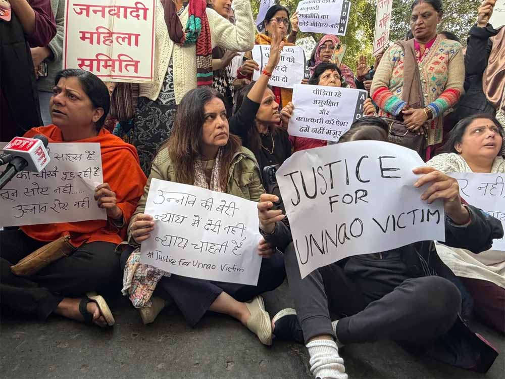 दिल्ली हाईकोर्ट के बाहर गूंजा आक्रोश, उन्नाव रेप मामले में कुलदीप सेंगर को जमानत न देने की मांग