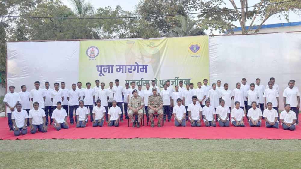 नक्सलवाद पर करारा प्रहार: छत्तीसगढ़ में 52 इनामी नक्सलियों ने छोड़ा हथियार