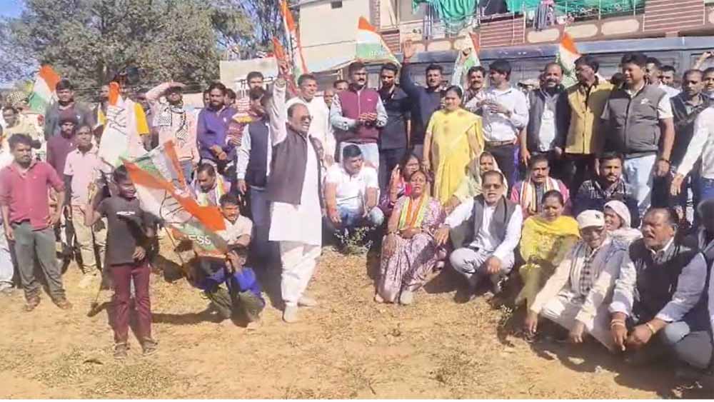 हर्री स्टेशन पर कांग्रेस का रेल रोको प्रदर्शन, कोरोना काल के बाद बंद ट्रेनों के ठहराव को लेकर उठी आवाज