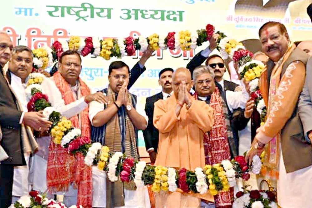 मुख्यमंत्री योगी ने भाजपा के राष्ट्रीय अध्यक्ष संग वृंदावन में सुनी ‘मन की बात’