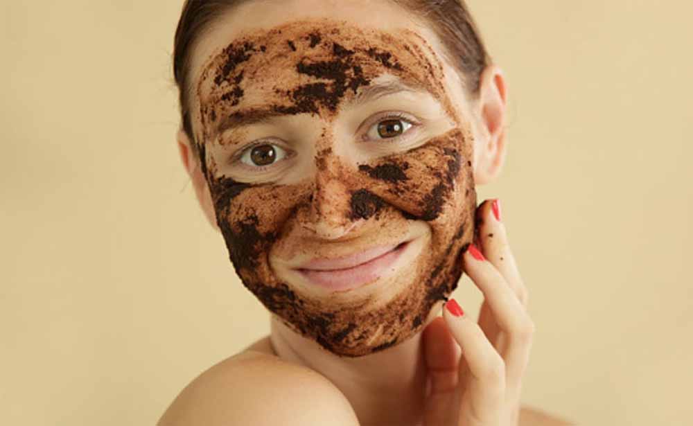 सर्दियों में ड्राई स्किन का इलाज: सिर्फ 4 होममेड स्क्रब से पाएं सॉफ्ट और ग्लोइंग स्किन