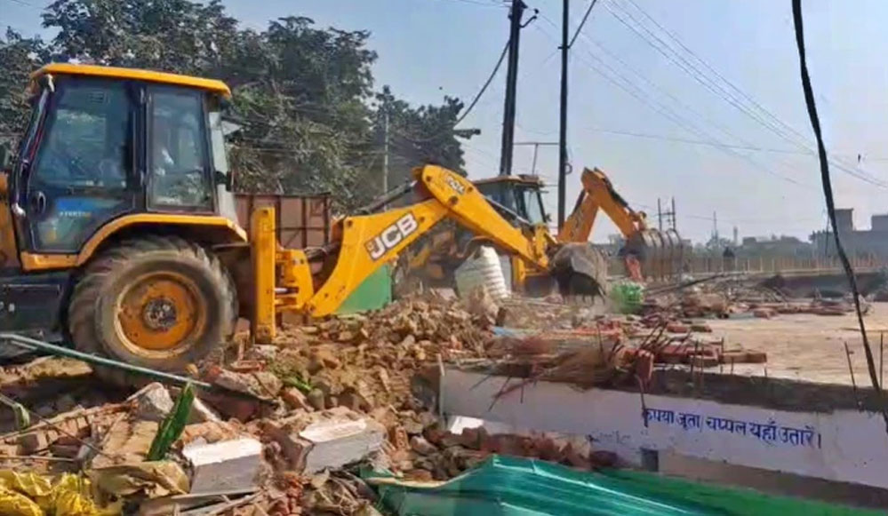 देवरिया, संभल और वाराणसी में प्रशासन का एक्शन, मजार और सरकारी जमीन पर बने मकान ध्वस्त