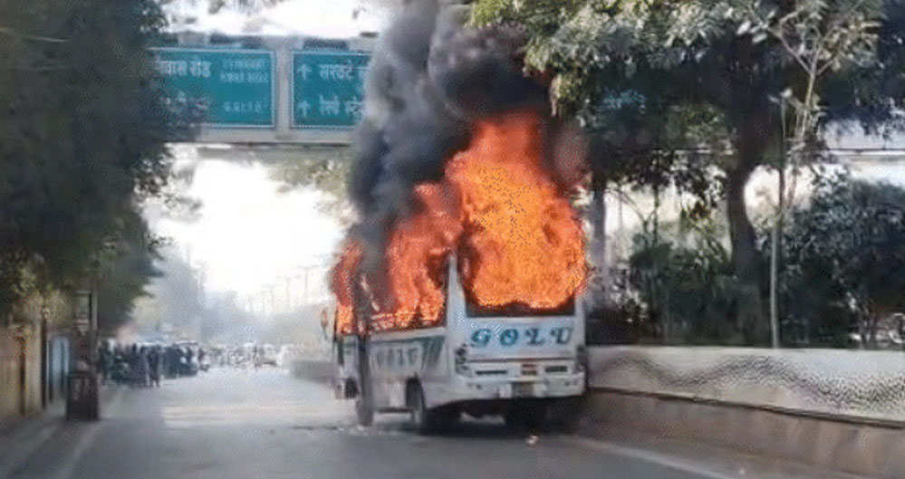टक्कर के बाद आग की भयंकर लपटों में घिरी शुक्ला ब्रदर्स बस, इंदौर में यात्रियों ने बचाई जान