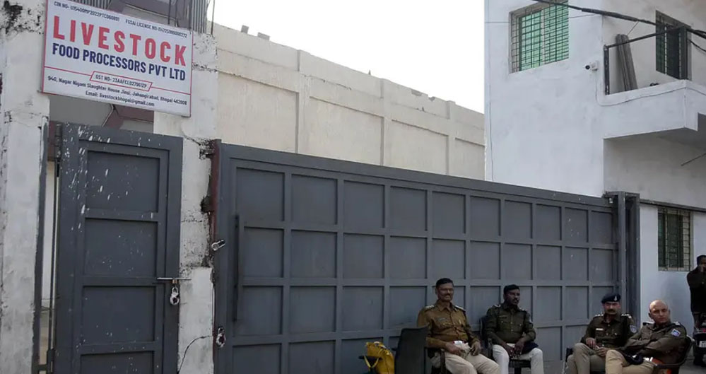 भोपाल स्लॉटर हाउस कांड पर बड़ा एक्शन, 11 कर्मचारी सस्पेंड, ठेका मालिक को ब्लैक लिस्ट किया गया