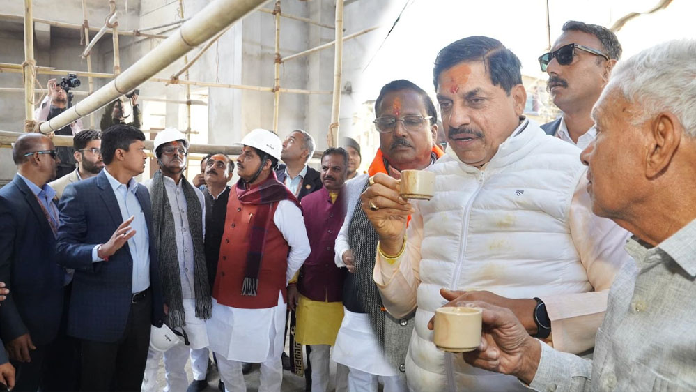 डॉ. यादव ने निर्माणाधीन गीता भवन का अवलोकन किया, स्थानीय लोगों के साथ चाय की चुस्की भी