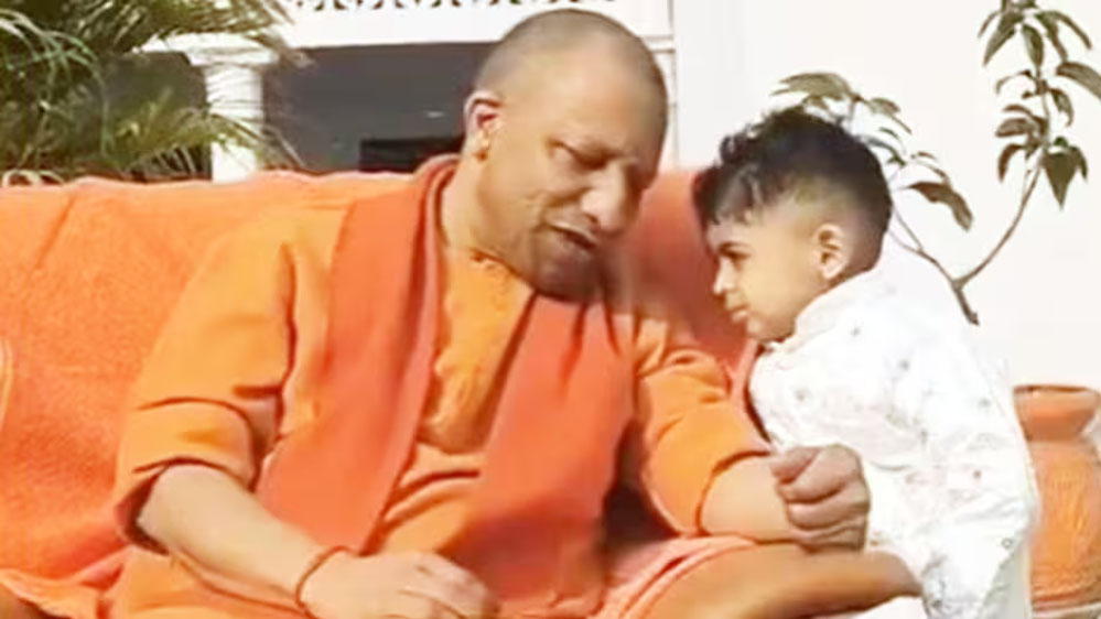 योगी आदित्यनाथ से “क्या चाहिए?” पर बच्चे का जवाब था “चिप्स”, हर कोई हंसी रोक न सका