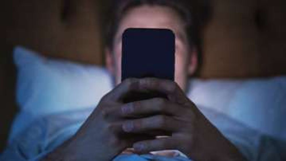 चौंकाने वाला शोध: रात में जागना और मोबाइल की लत कैंसर के जोखिम को बढ़ा रहे