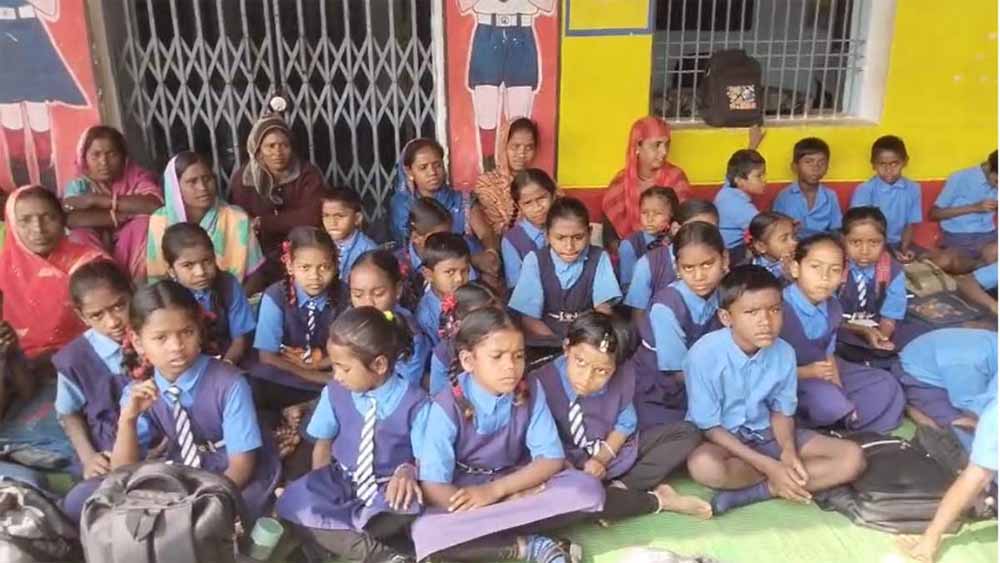 शिक्षक नहीं, पढ़ाई ठप: प्राथमिक स्कूल में तालेबंदी पर उतरे पालक