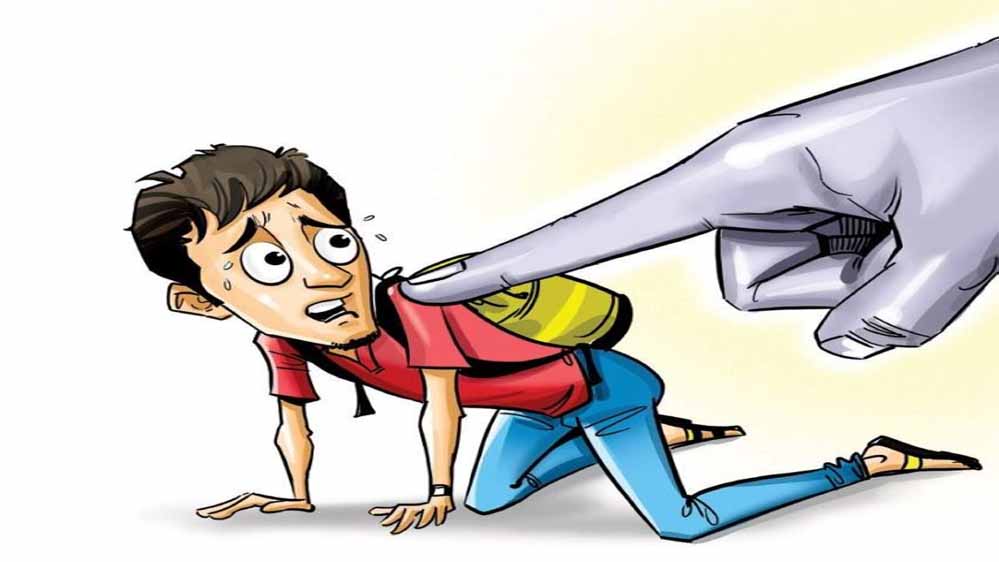 रैगिंग का मामला: जूनियर्स को घंटों खड़ा कराया और शराब-सिगरेट पीने को कहा