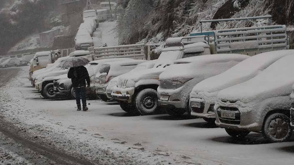 बर्फबारी से जम्मू-कश्मीर में हाईवे बंद, उधमपुर में आवाजाही रोकी गई, डोडा में स्थिति गंभीर