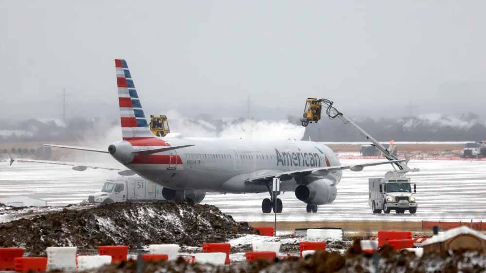 माइनस 48 डिग्री ठंड और बर्फ की सुनामी, अमेरिका के 18 राज्य जूझ रहे अंधेरे में