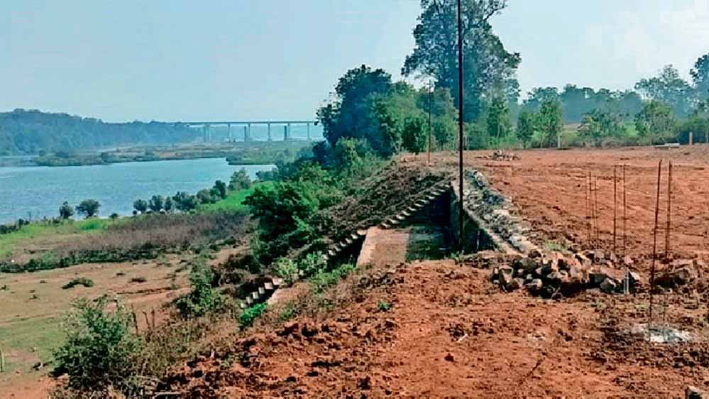 नर्मदा नदी के पास बन रही कॉलोनी पर प्रशासन की सख्ती, जबलपुर में बुलडोजर कार्रवाई