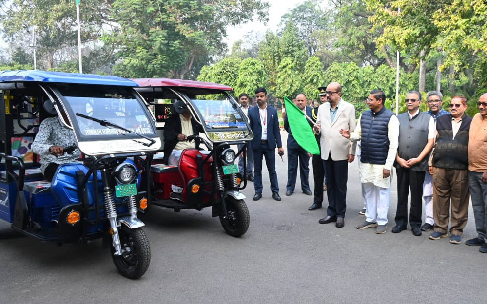 राज्यपाल डेका ने रायपुर में सरस्वती शिक्षा संस्थान को प्रदान किए चार ई-रिक्शे
