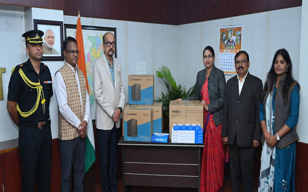 रायपुर: राज्यपाल डेका ने कस्तूरबा गांधी बालिका आवासीय विद्यालय को दिए पांच नए कम्प्यूटर