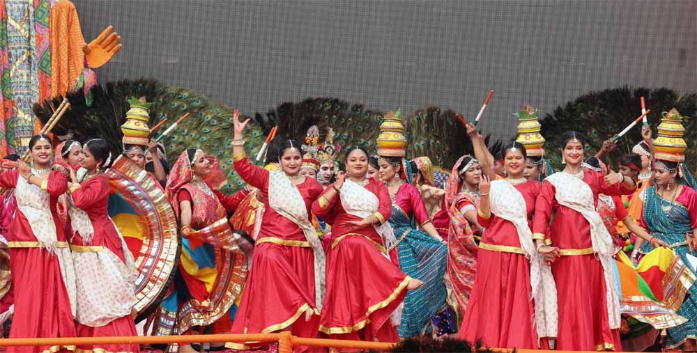 लोक कलाकारों ने बिखेगी नृत्य व गायन से माटी की खुशबू