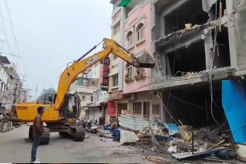 उज्जैन: महाकाल मंदिर के समीप अवैध होटल पर नगर निगम का कड़ा प्रहार, 3 मंजिला होटल को जमींदोज किया गया