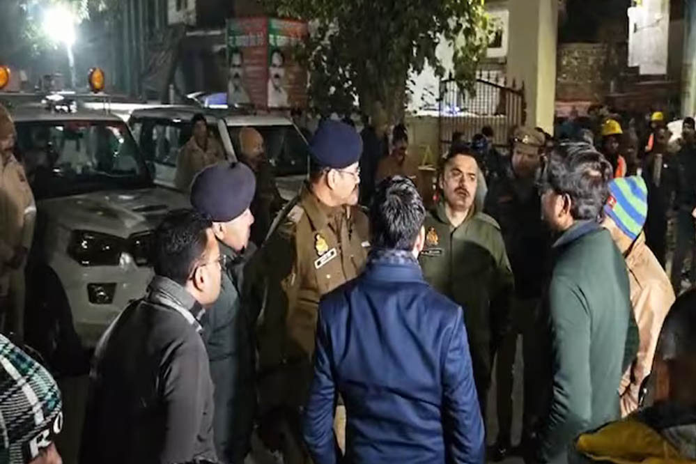 संभल में बिजली विभाग की छापेमारी, अवैध ई-रिक्शा चार्जिंग स्टेशन सील