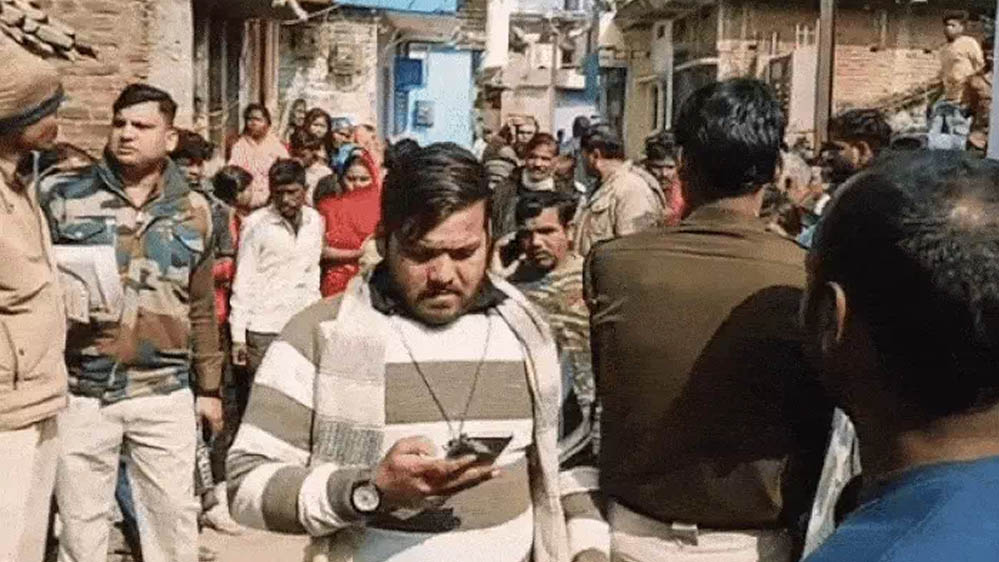 दमोह में 18 माह की बच्ची का शव माता-पिता के साथ फांसी से लटका मिला, घटना से इलाके में हड़कंप