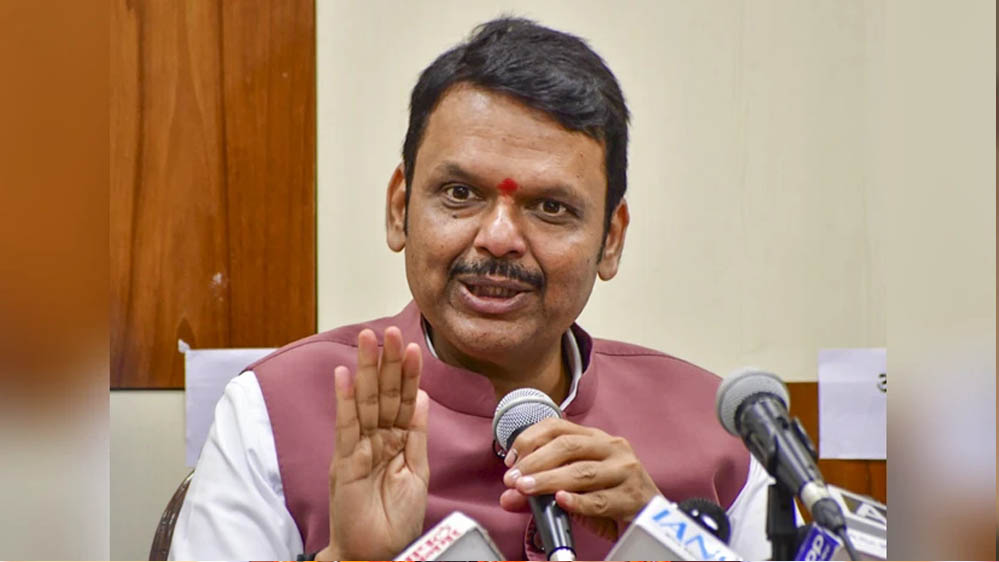 BMC मेयर चुनाव: फडणवीस का ऐलान, मराठी हिंदू ही होगा मेयर, पठान ने की थी बुर्के की चर्चा