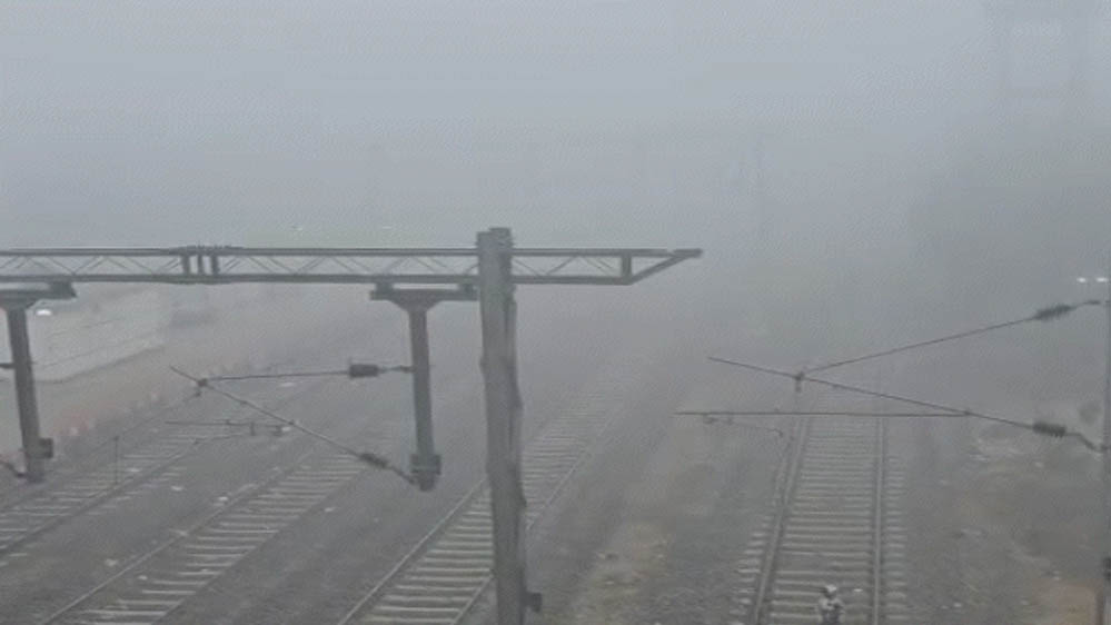 MP में बर्फीली ठंड का कहर: शहडोल का कल्याणपुर में पारा गिरकर 2.7 डिग्री, कोहरे से ट्रेनें लेट, इंदौर में स्कूल समय में बदलाव