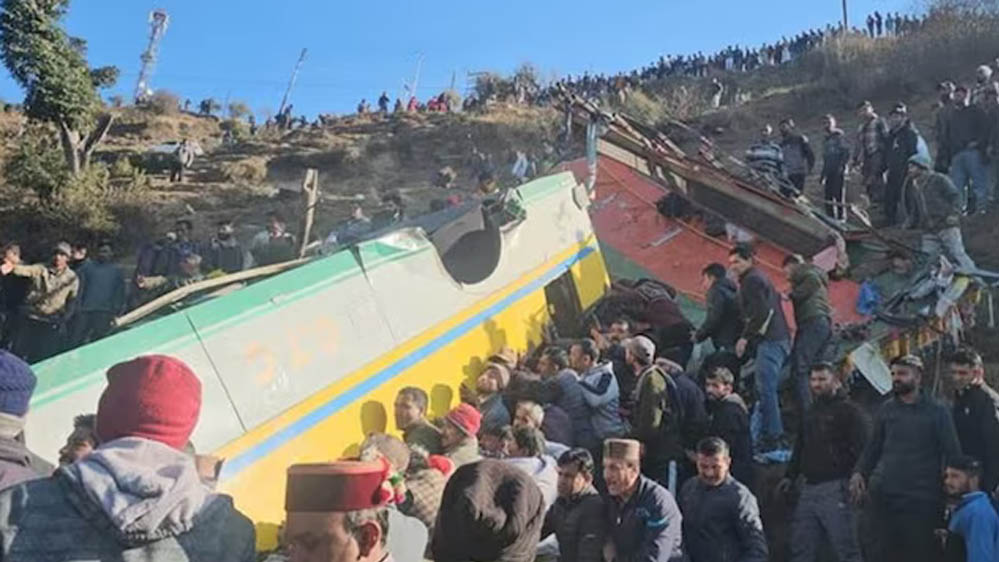 हिमाचल के हरिपुरधार में प्राइवेट बस खाई में गिरी, 7 लोग मरे, 50 घायल