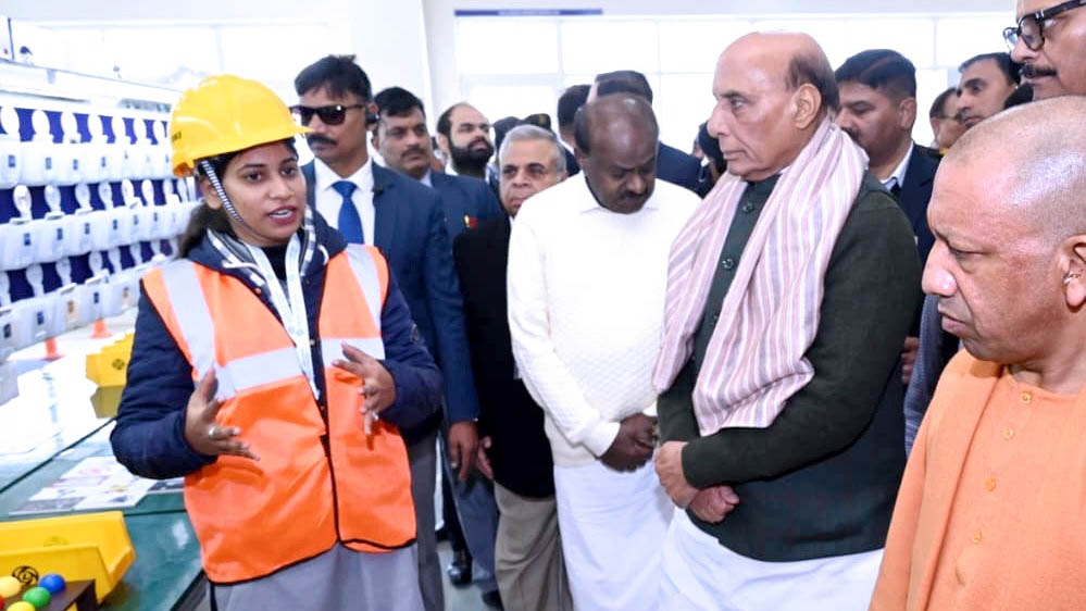 अशोक लेलैंड की ईवी निर्माण यूनिट उत्तर प्रदेश को बनाएगी स्वच्छ और हरित परिवहन के क्षेत्र में अग्रणीः रक्षा मंत्री