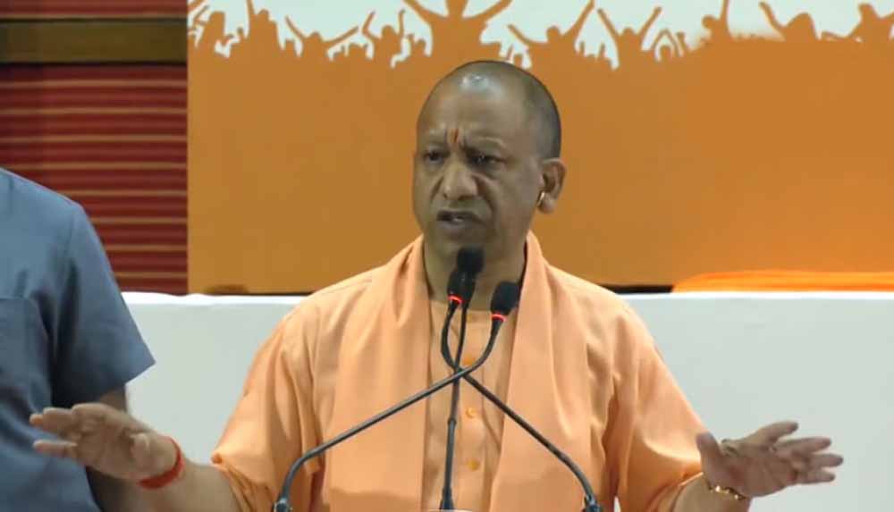 राप्तीनगर में सीएम ग्रिड योजना के तहत बनी स्मार्ट सड़क का मुख्यमंत्री ने किया निरीक्षण