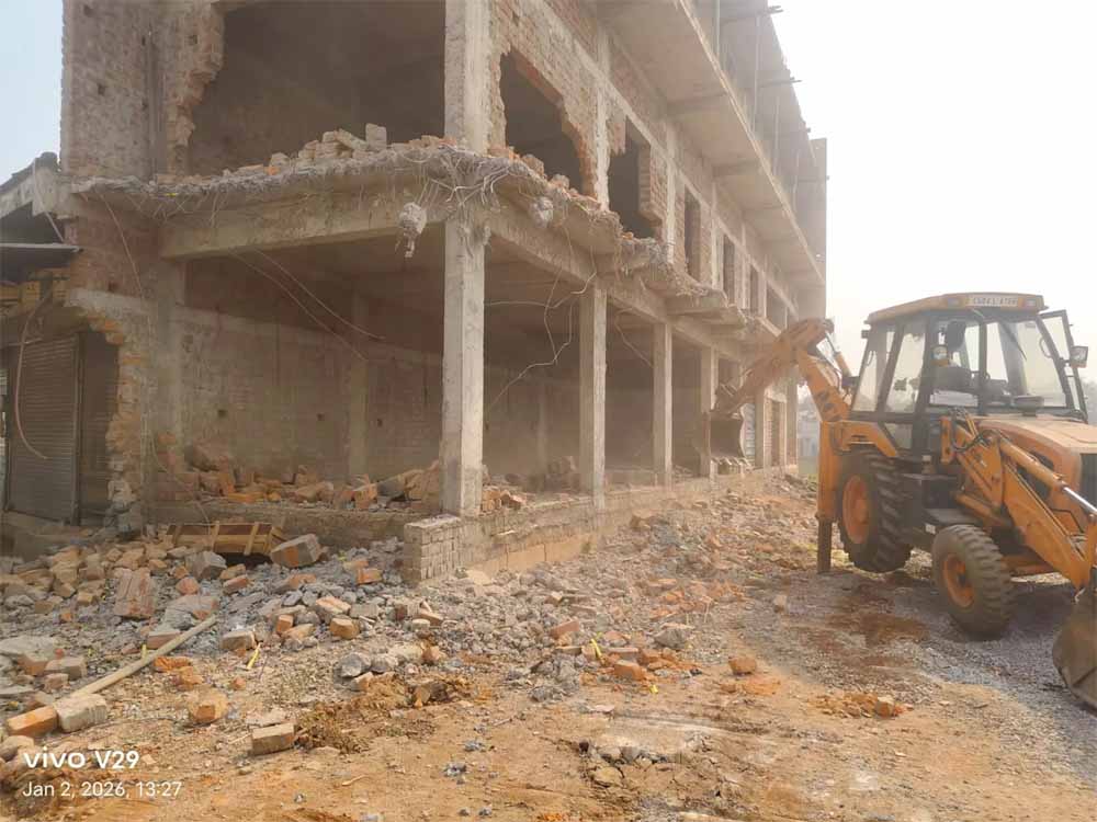 चंगोराभाठा में अनुमति के विपरीत निर्माणाधीन भवन पर चला बुलडोजर