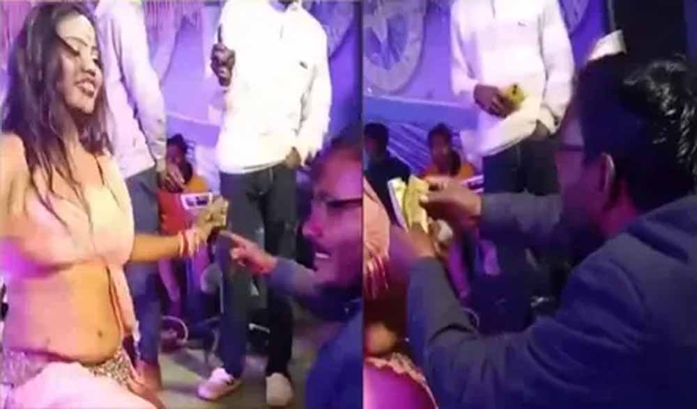 कोरिया में डांसर पर नोट उड़ाने पर रोजगार सहायक को नौकरी से हटाया