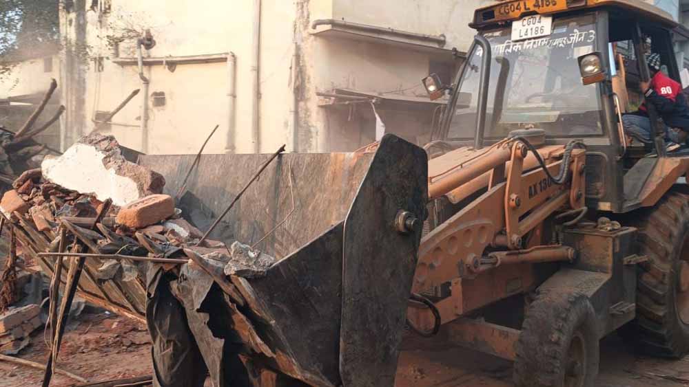 बच्ची से रेप के आरोपी का घर बुलडोजर से किया जमींदोज