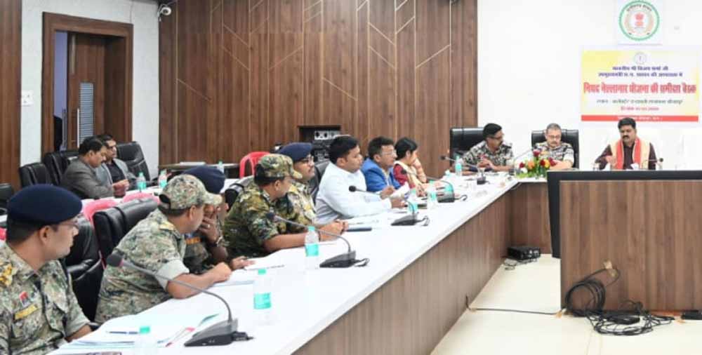 बीजापुर में उपमुख्यमंत्री विजय शर्मा बोले- नई ऊर्जा और रणनीति से विकास में जुटें अधिकारी