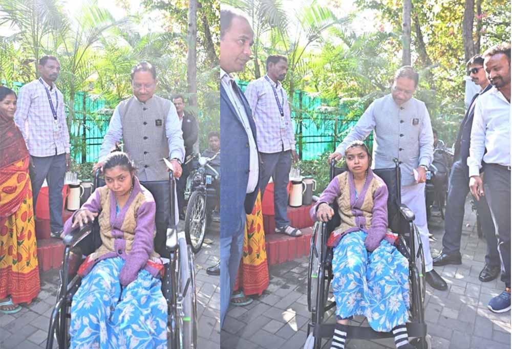 जनदर्शन में मुख्यमंत्री ने दिव्यांगजनों को दीं बैटरी ट्राइसिकल, व्हीलचेयर और श्रवण यंत्र