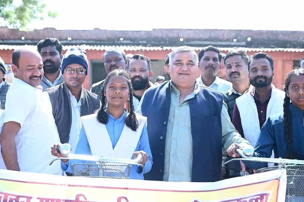 मेंड्रॉकला स्कूल में सरस्वती साइकिल योजना के तहत छात्राओं को साइकिल मिली