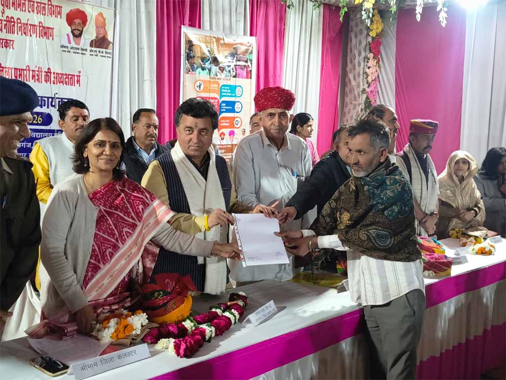 प्रभारी मंत्री बिश्नोई ने जनसंवाद में सुनी ग्रामीणों की परिवेदनाएं