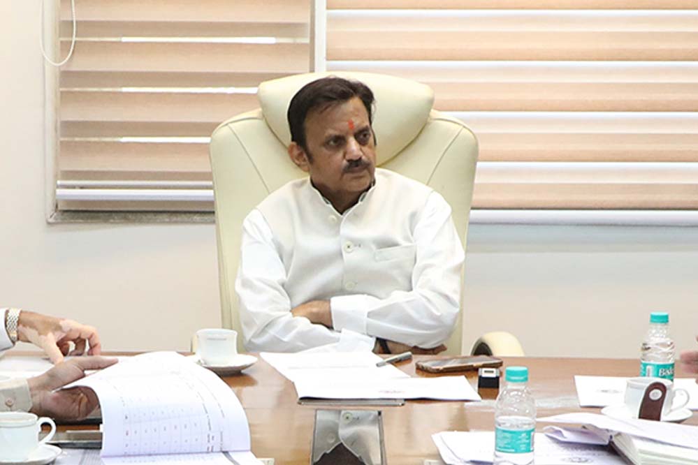 उप मुख्यमंत्री शुक्ल का निर्देश, स्वास्थ्य उपकरणों की उपलब्धता के साथ उनकी निरंतर मॉनिटरिंग हो