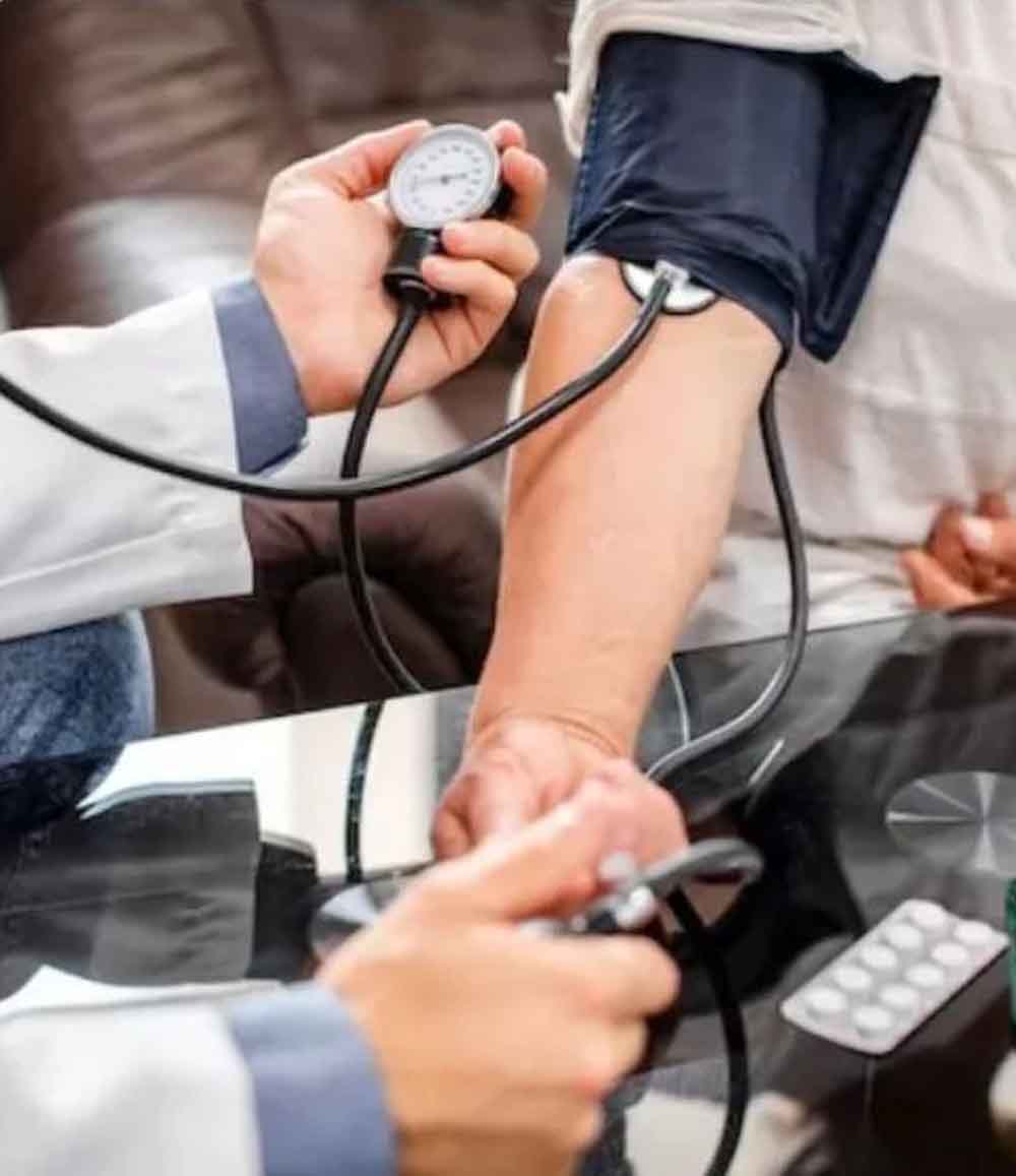 इन लक्षणों को न करें नजरअंदाज: हाई ब्लड प्रेशर बन सकता है गंभीर बीमारियों की वजह