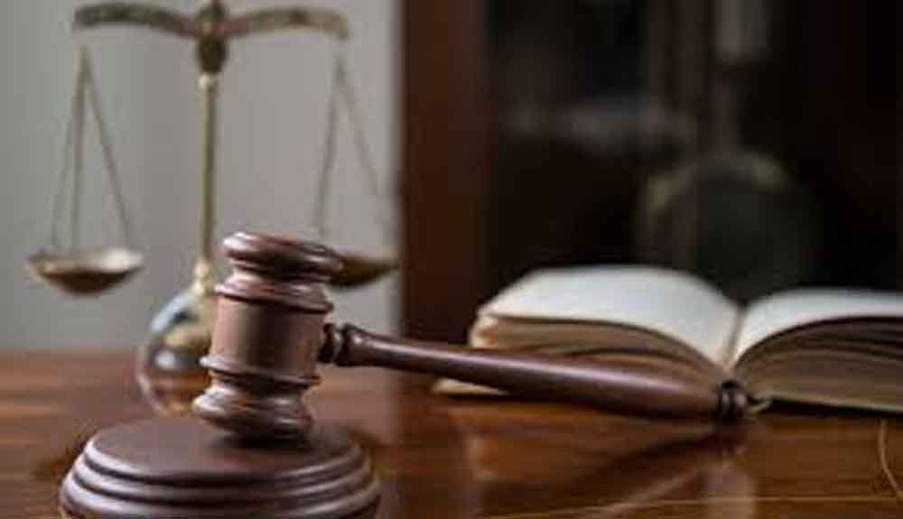 कोर्टरूम में गरमाया माहौल: महिला ने जज से कहा ‘जब तक हम उठ न जाएं खड़ी रहो’, मीलॉर्ड हुए नाराज़