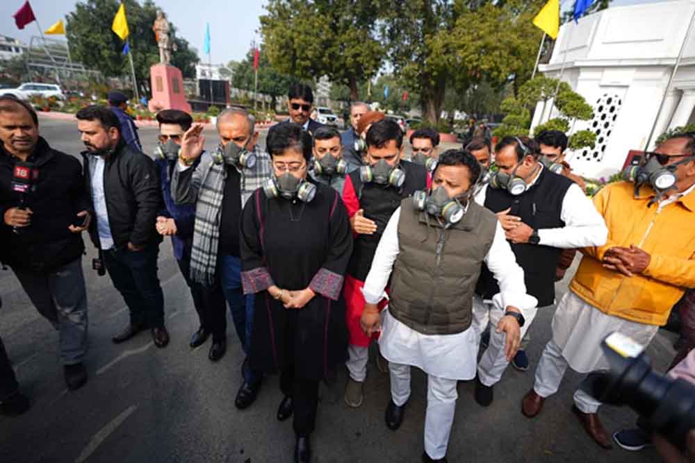 प्रदूषण को लेकर दिल्ली विधानसभा में हंगामा, ‘आप’ विधायकों ने किया विरोध प्रदर्शन