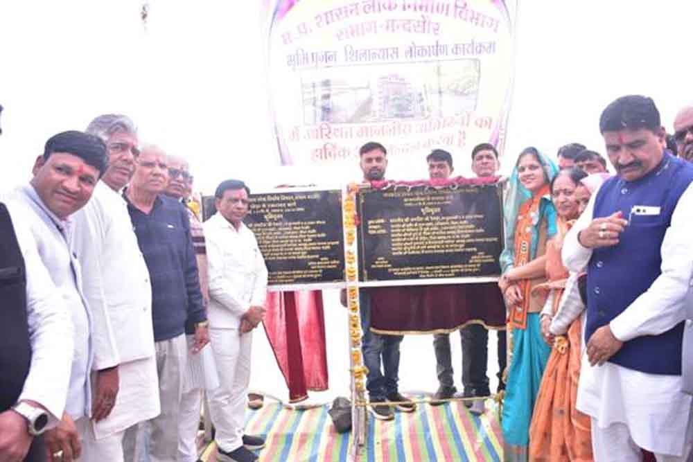 सड़कों का विकास परिवहन, कृषि, उद्योग और देश के समग्र विकास की आधारशिला : उप मुख्यमंत्री देवड़ा