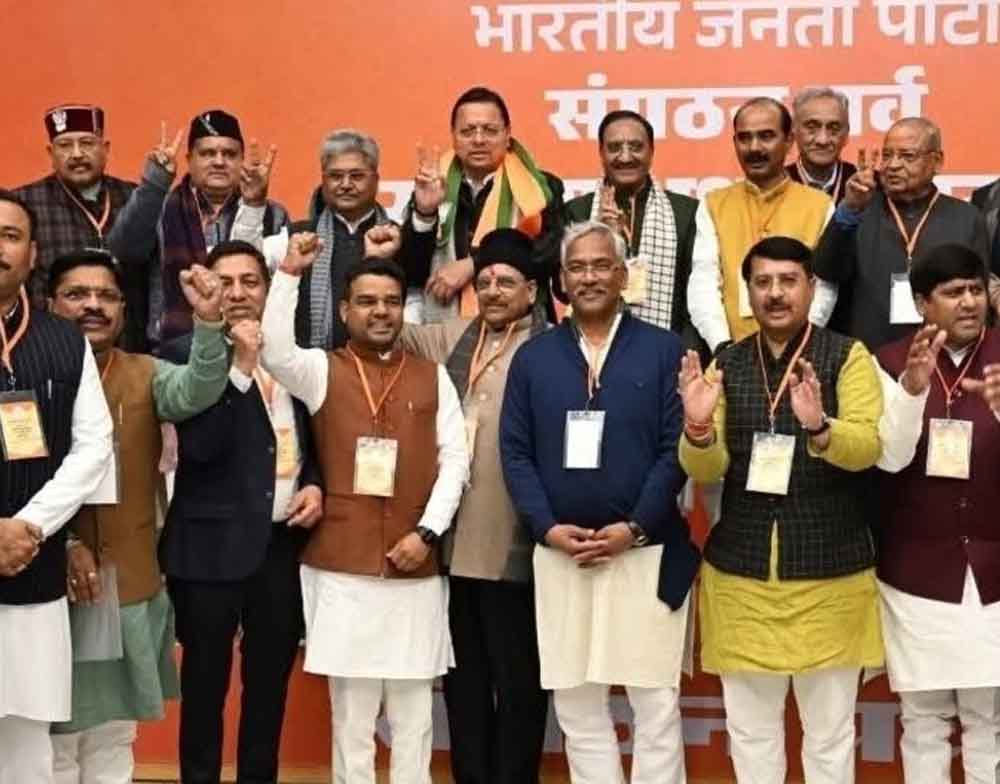 CM पुष्कर धामी से बैठक के बाद उठे राजनीतिक कदम, उत्तराखंड में क्यों महसूस हो रही हलचल