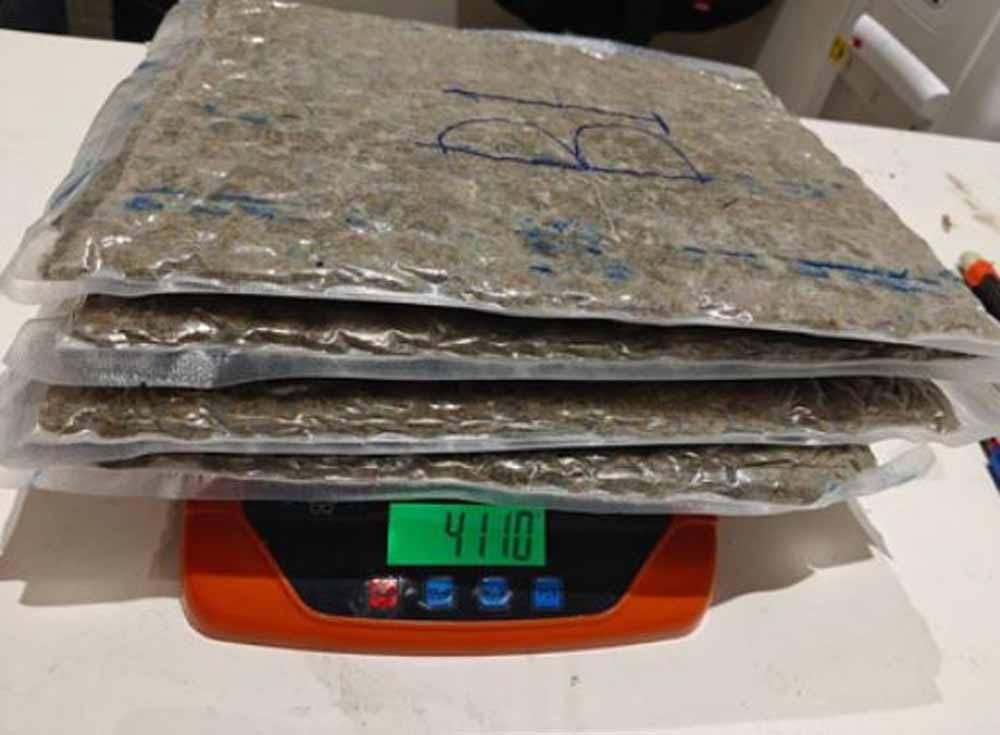 एयरपोर्ट बना तस्करी का अड्डा! अहमदाबाद में 12.50 करोड़ की ड्रग्स पकड़ी, चार लोग दबोचे गए