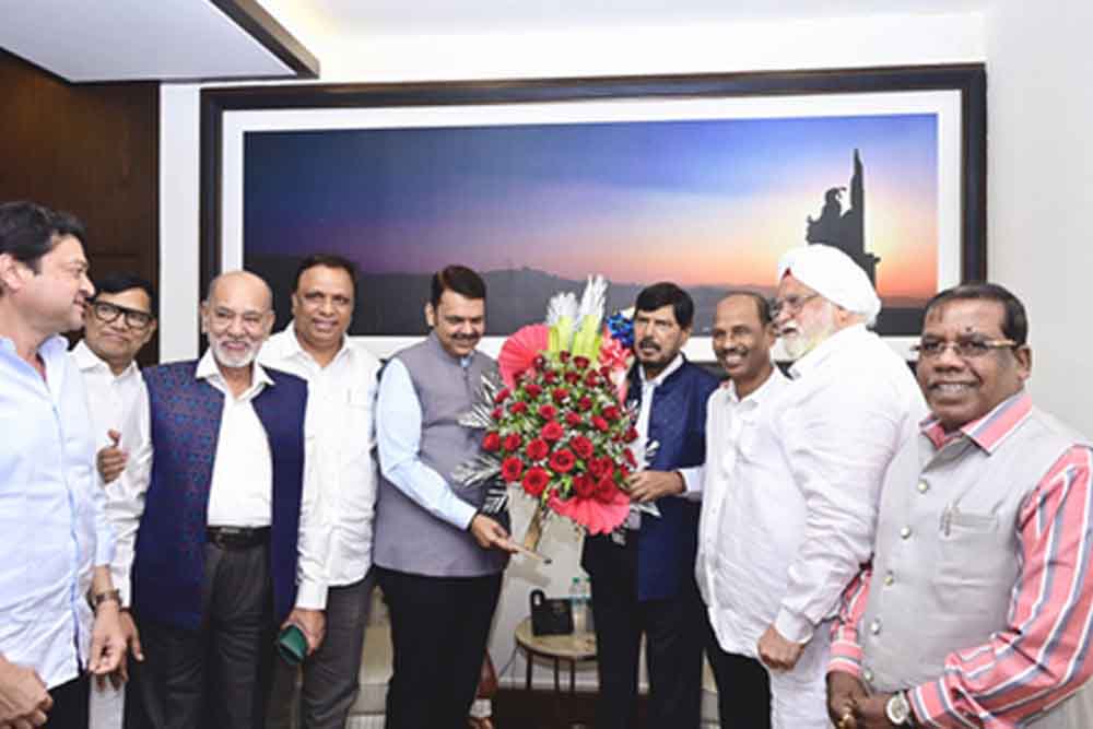 महाराष्ट्र राजनीति में हलचल: बीएमसी चुनाव रिजल्ट से पहले फडणवीस–आठवले मुलाकात