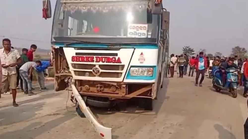 ओडिशा के मयूरभंज में भीषण दुर्घटना, बस-मोटरसाइकिल भिड़ंत में 3 की जान गई
