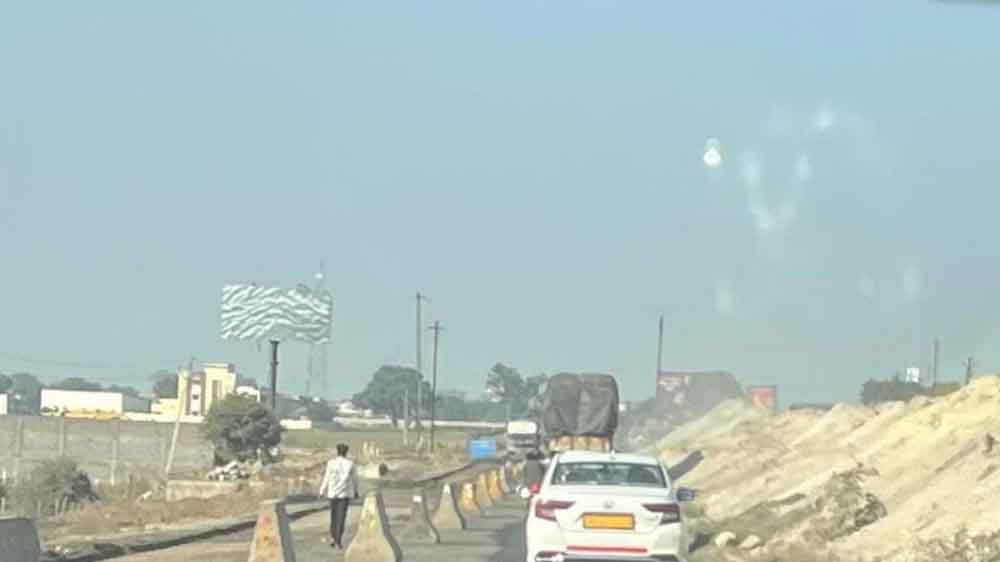 आधी राह पर इंदौर-उज्जैन सिक्स लेन, अधूरे ब्रिज-फ्लाईओवर से अटका काम; 2027 तक पूरा करने का दावा