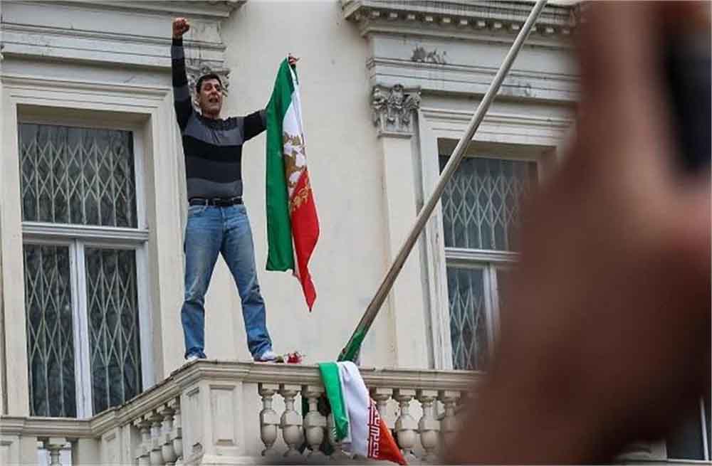 ब्रिटेन में भड़का ईरान विरोध, दूतावास पर लगा झंडा उतारकर किया गया विरोध प्रदर्शन