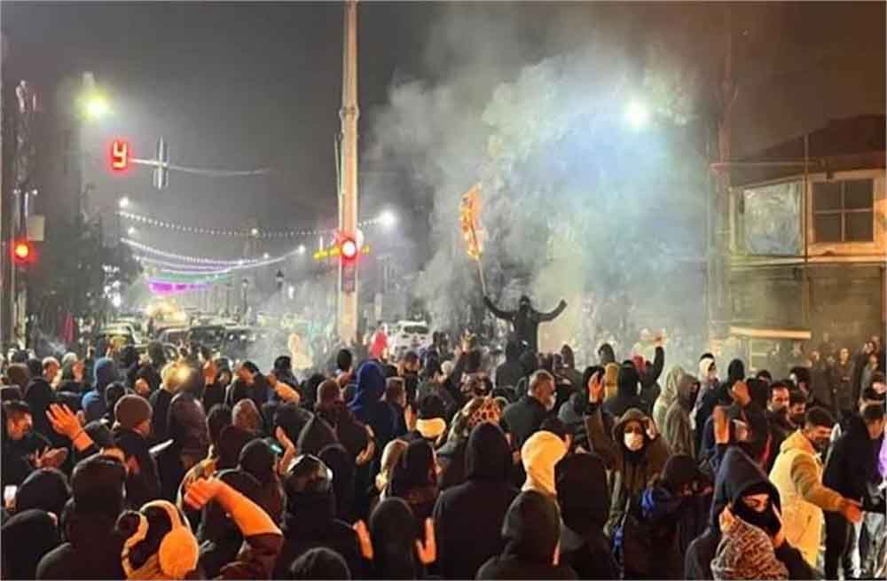 ईरान में तनाव बढ़ा, प्रदर्शनकारियों पर शुरू हुई सख्त कार्रवाई