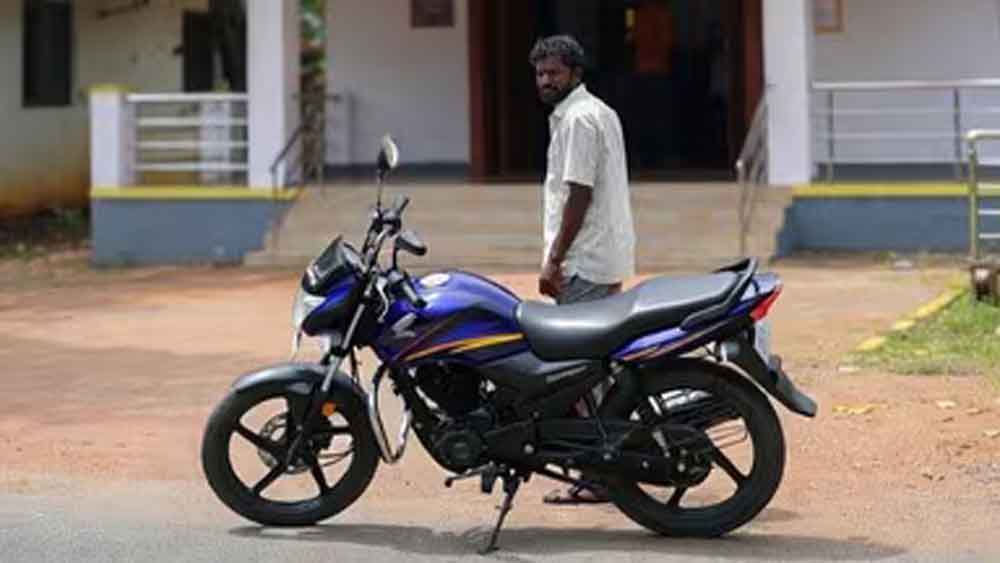 शिकायत अनसुनी पड़ी तो युवक ने उठाया अनोखा कदम, पुलिस की बाइक चुराकर भागा