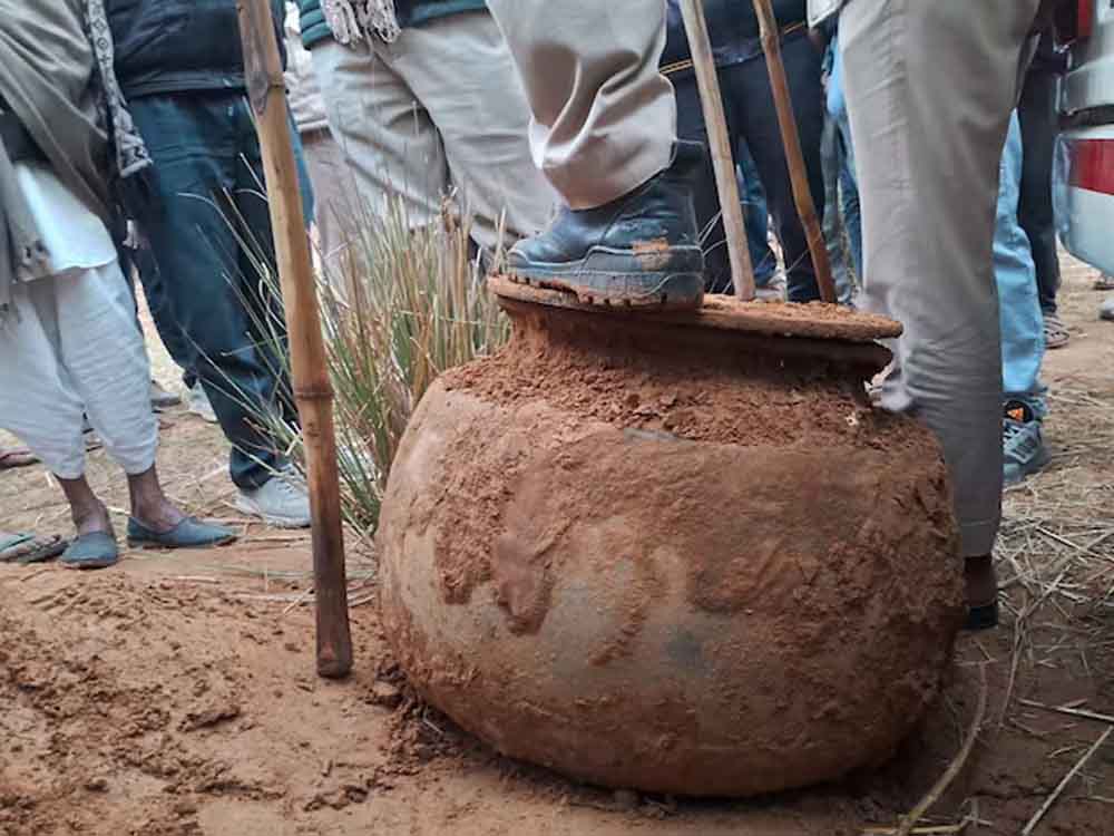 निवाई में रहस्यमय घड़ा: दिन भर की जांच के बाद रात को दोबारा खुदाई