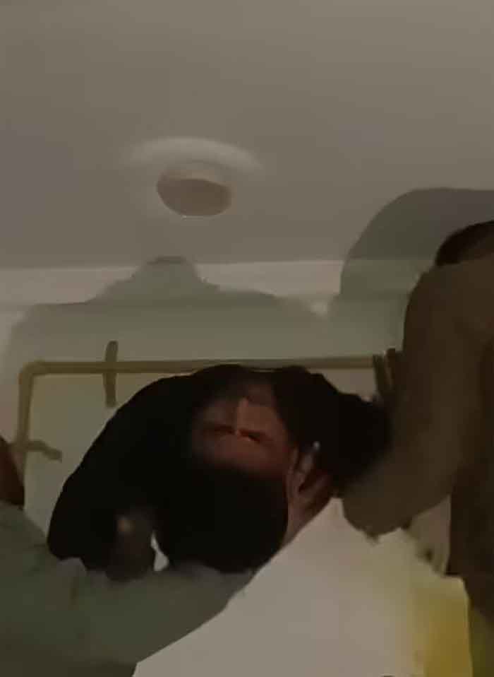 चोरी करने घुसा था एग्जॉस्ट फैन से, बीच में फंसा चोर; पुलिस ने किया रेस्क्यू